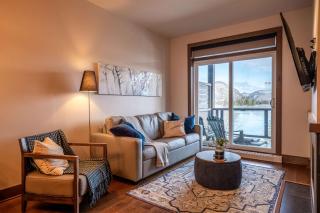 Condo overlooking Lac Superieur & mountain views - 3