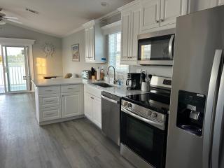Lake Front, Beach Retreat - 9