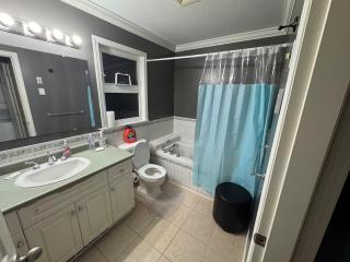 Bright and Cozy Modern Suite in Steventon Richmond - 6