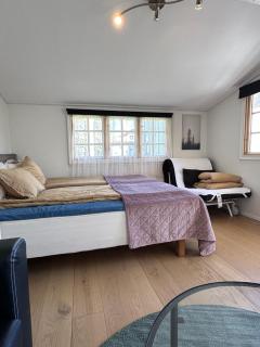 Mysig stuga i lugnt villaområde med eget badrum och kök i huvudbyggnadens källare - 2