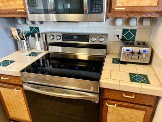 Surf Shack ,Cold AC , Pool Hot Tub, Sleeps 4, Mt View - 3
