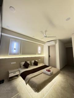 Rooftop stay near 32nd Ave with open sky terrace - 9