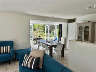 Strandvilla vlak bij zee met grote tuin - 5