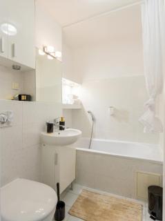 Urban Chic - Cozy One-Bedroom in Warsaws Vibrant Center, Żelazna Street - 2