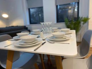 Modern 3-Bed Flat by High Street & Designer Outlet - 3