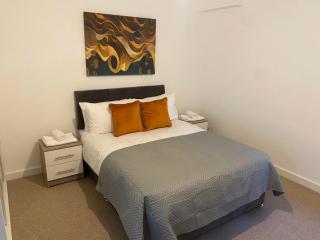 Modern 3-Bed Flat by High Street & Designer Outlet - 0