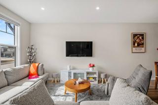 Corner Glen Retreat | 4BR Upper | Sleeps 8 - 6