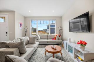 Corner Glen Retreat | 4BR Upper | Sleeps 8 - 5