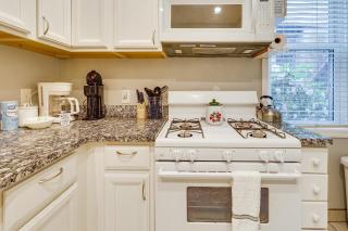 5 Mi to Dtwn Pittsburgh! Pet-Friendly Unit w/ Yard - 1