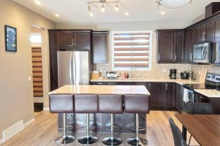 Calgary Executive Residence | Luxury 3BR Home - 2
