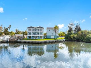 Modern Waterfront Tampa Home w Balconies - 9