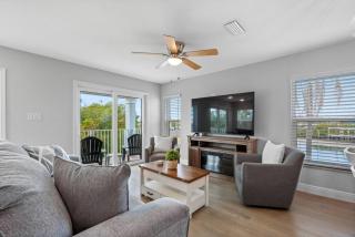 Modern Waterfront Tampa Home w Balconies - 7
