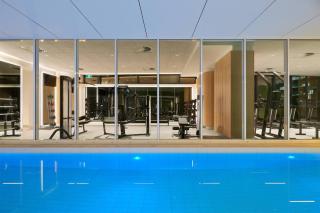 Sunbathed Sky-High 3BR Hideaway, Free Parking, Pool & Gym - 8