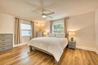 2 Min Drive to Beach, Quiet, Patio, Sleeps 6 - 0