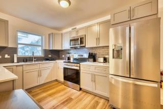 2 Min Drive to Beach, Quiet, Patio, Sleeps 6 - 8