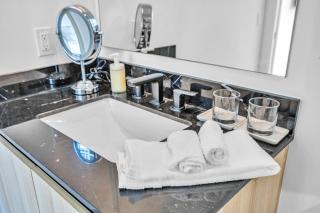 District 225 • 2 BD/2BTH • 20th Fl • Free Spa - 1