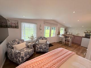 Wild Meadow Cottage - Countryside Views and King Bed - 3