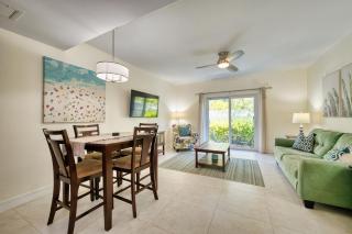 2BR 2BA Peaceful Retreat, Relaxing Patio, Walk to Beach - 8