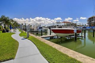 Sand, Sun & Poolside Fun! Madeira Beach Retreat - 8