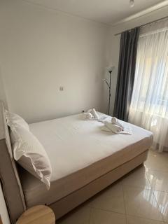 AB Modern Residence 2 Bedroom Apartment with Private Parking - 6