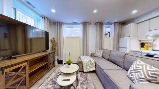 New & Modern Basement Suite - St Clair Hotel - 0