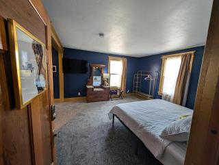 The Queen Hotel- Downtown Sturgeon Bay - 9