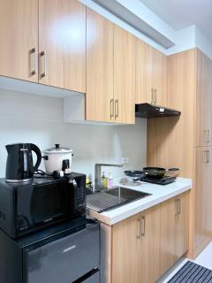 Cozy Condo Staycation in Quezon City near Sm North Trinoma Solaire with city lights view - 3