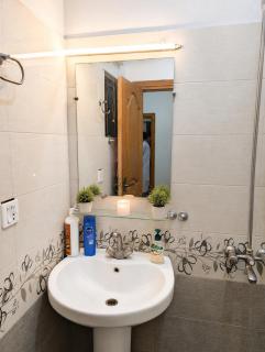 Golden Haven 2 Bedroom Apartment ac,wifi, Netflix,with the perfect view - 4