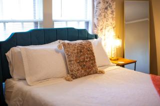 Charming 1940s Bungalow Cozy Vibes & Vintage Style - 9