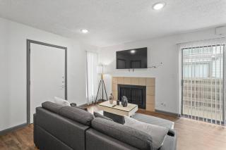 Luxe Modern King Studio |Pool & Hot Tub| NRG & TMC - 1