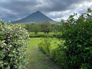 Boutique Villa with Jacuzzi & Stunning Arenal Views Villa Luna 1 - 4