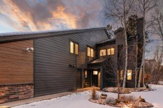 KBM Resorts Hidden Creek Bright and Airy Near Canyons Cabriolet Gas Fireplace Private Hot Tub Comm Summer Pool HCT-26c - 4