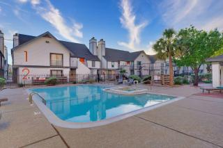 LUXE King Bed Getaway | Pool & Hot Tub | NRG & TMC - 8