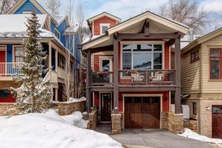 KBM Resorts Luxurious Private Home Easy Walk to Old Town with 2 Family Rooms and BBQ PWS-957 - 4