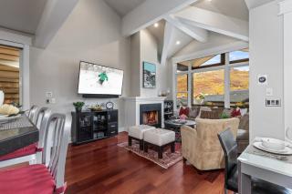 KBM Resorts Luxurious Private Home Easy Walk to Old Town with 2 Family Rooms and BBQ PWS-957 - 2