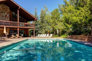 KBM Resorts Red Pine Free Door-to-Ski shuttle Near Cabriolet at Canyons and VillageCommon hot tub Pool summer Tennis Gas Fireplace RPT-14t - 7