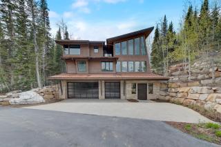 KBM Resorts Walk to Slopes Sports Court Private Home Theater Sleeps 16 Private Hot Tub PCO-184G - 1