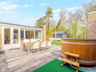 Fantastic holiday home near hot tub - 4