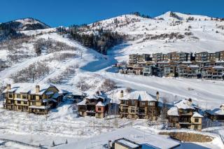 Vintage on the Strand KBM Resorts Ski Out Short Walk Back - Vintage On the Strand Hot Tub 2 Units 6 Bedrooms ML-1345 - 9