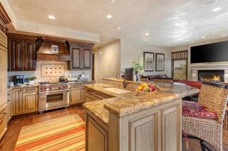 Vintage on the Strand KBM Resorts Ski Out Short Walk Back - Vintage On the Strand Hot Tub 2 Units 6 Bedrooms ML-1345 - 6