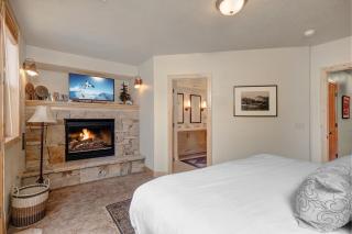 Walk to Ski Slopes Trails Charming 3-Bedroom Private Home with Private Hot Tub Two Gas Fireplaces and AC PEA-1260 by KBM Resorts - 7