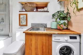Timber & Stone - Modern Eco Retreat and Studio - 8
