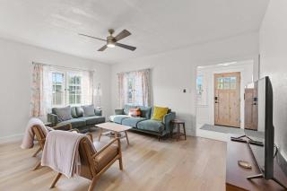 3BR Charming Home Bright Space & Sleeps 8 - 3