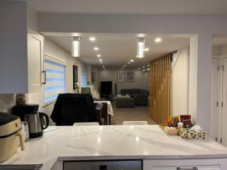 Modern Private 2 Bedrooms near Seawall & shops - 8