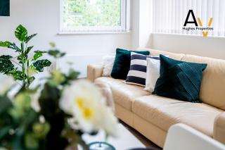 Spacious MK 2 Bed Apartment, 4 Mins from Station by AV Hughes Properties - 4