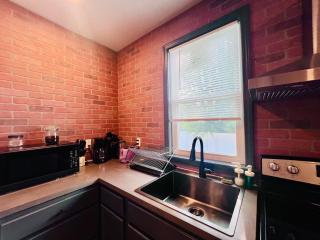 New! Stylish Spruce 3 bedroom Free parking & Wi-FI - 6