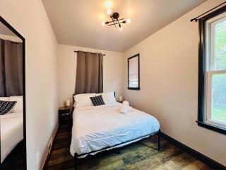 New! Stylish Spruce 3 bedroom Free parking & Wi-FI - 4