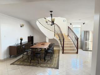 Lakeside Villa with Private Pool & Wide Views - Garuga - 1