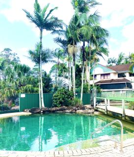 Bright 2BR Retreat Pool View 12 Mins Airport - 1