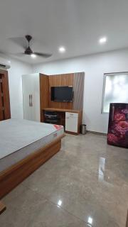 JMD LUXE STAY, DLF Phase 1, Golf Course Road - 5